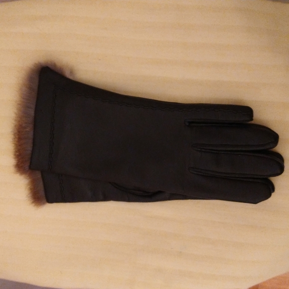 Fashion Accents fur cuffed black vinyl gloves Sz B - Picture 1 of 5